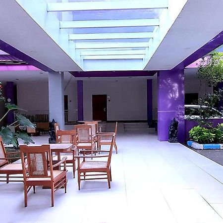 Отель Twin Star Surakarta  Экстерьер фото