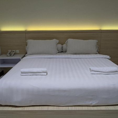 Отель Twin Star Surakarta  Экстерьер фото
