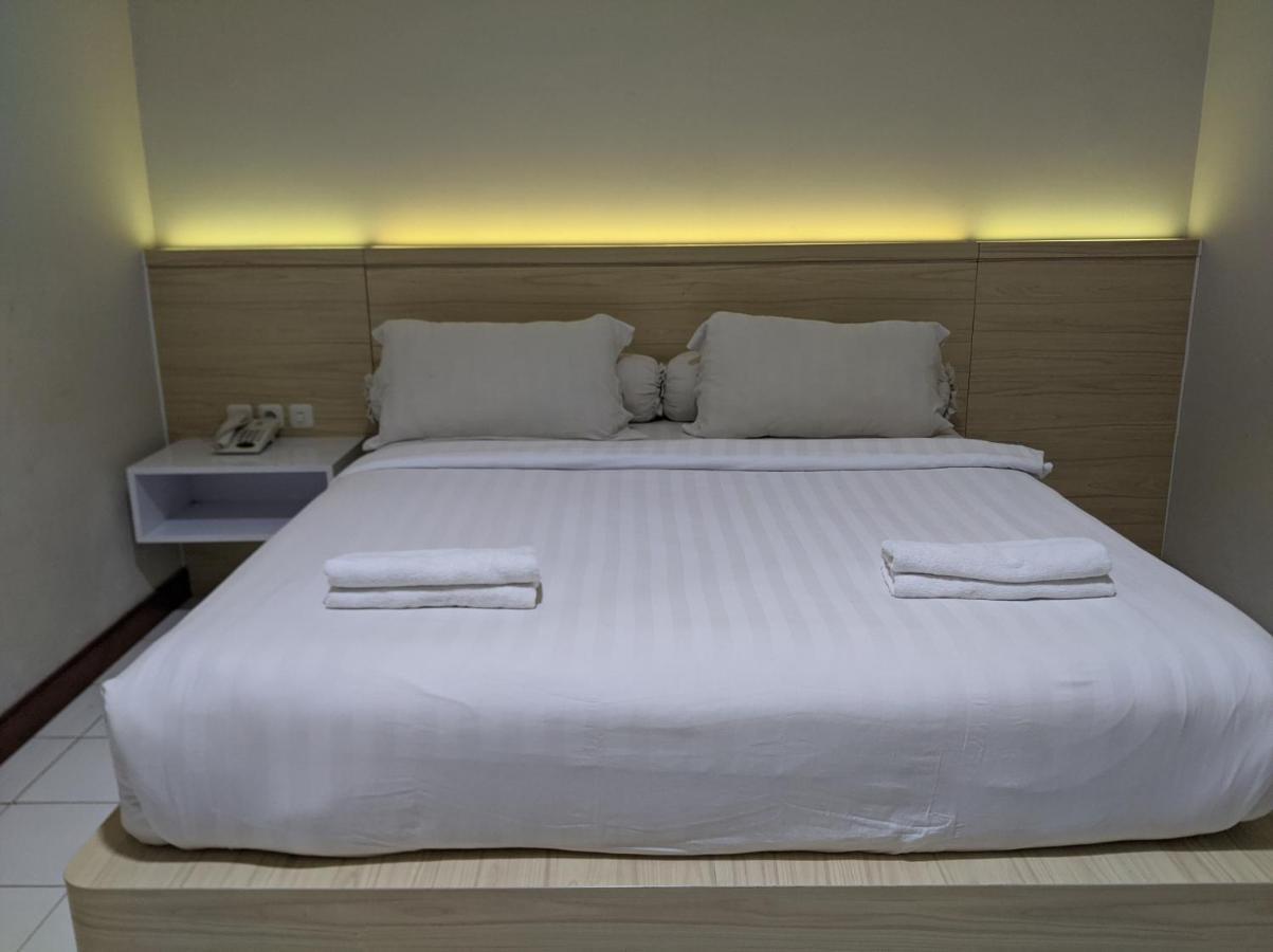 Отель Twin Star Surakarta  Экстерьер фото