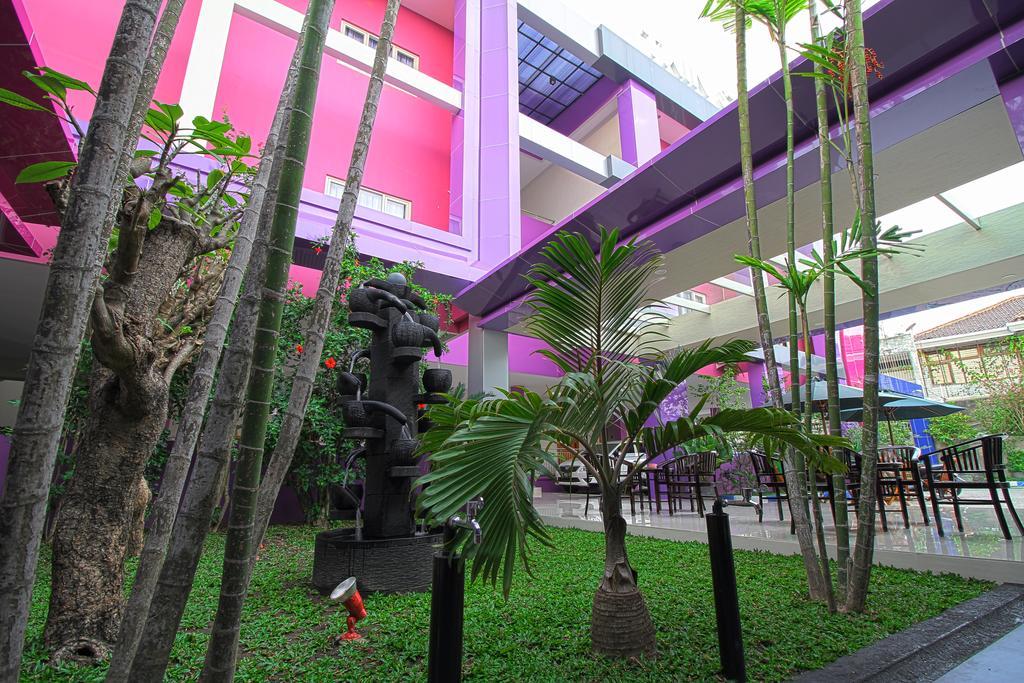 Отель Twin Star Surakarta  Экстерьер фото