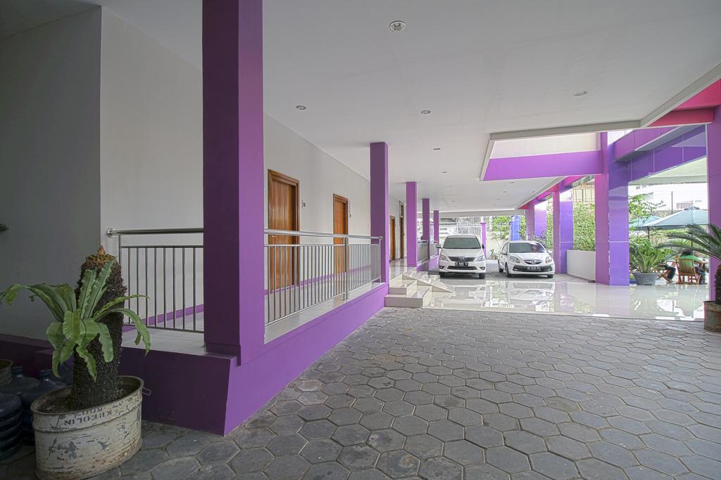 Отель Twin Star Surakarta  Экстерьер фото