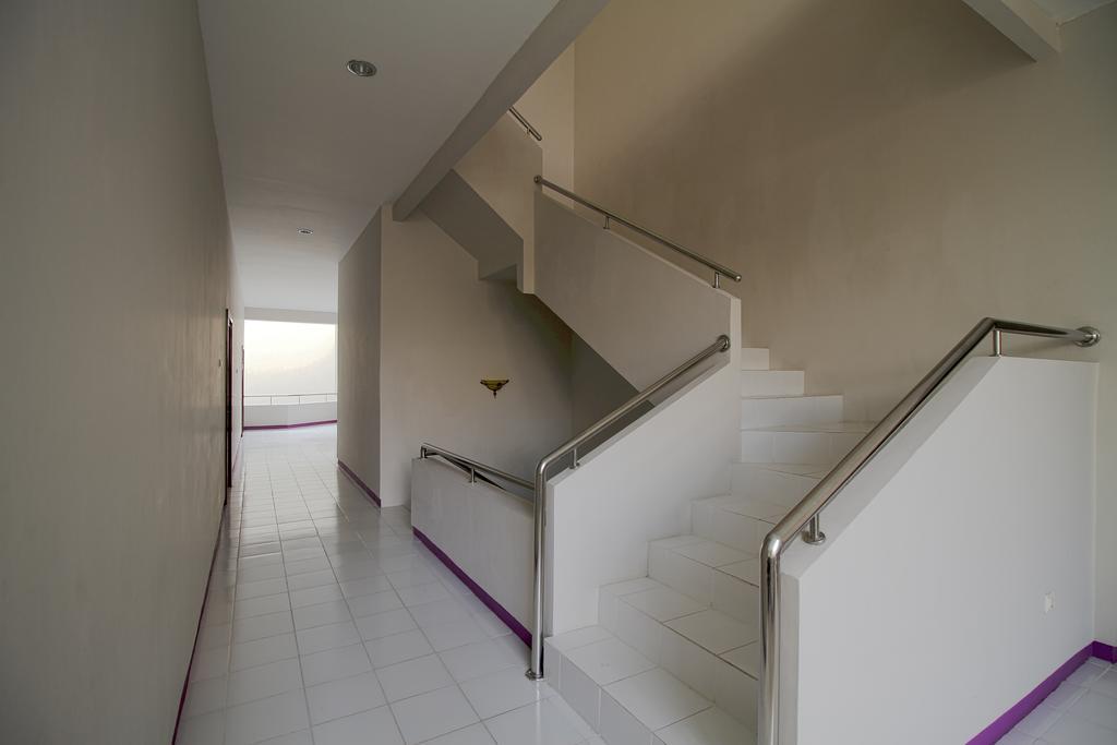 Отель Twin Star Surakarta  Экстерьер фото